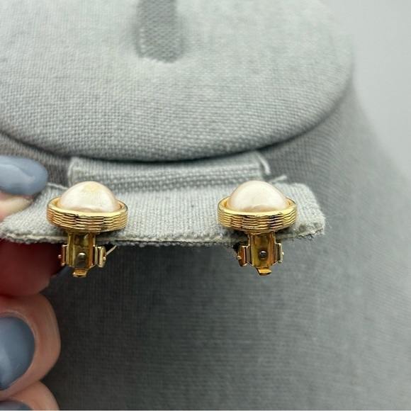 Vintage Goldtone Teardrop Faux Pearl Cabochon Clip On Earrings Dainty Small - Picture 2 of 7